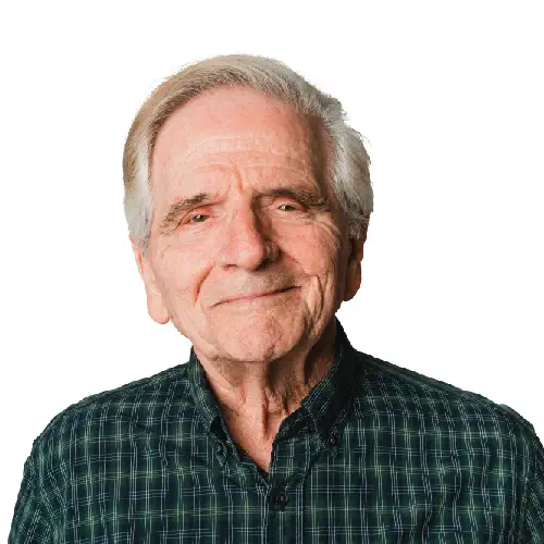 Älterer Mann lächelt in die Kamera, Portraitfoto einer Bewertung.